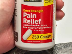 Acetaminophen (Tylenol) -- Image credit: scandamerican | stock.adobe.com