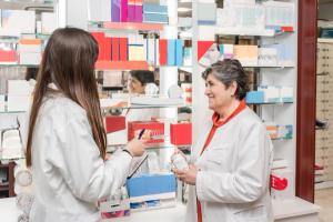 Pharmacy resident and a pharmacist -- Image credit: Renata Hamuda | stock.adobe.com