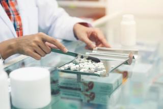 Medicine tablets on counting tray with counting spatula at pharmacy | Image Credit: sutlafk - stock.adobe.com