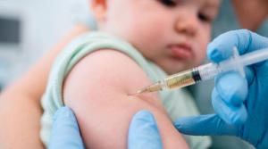Close-up of a baby receiving an injection in the arm from a healthcare professional | Image Credit: © Стивен Щиров - stock.adobe.com