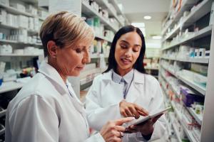 Pharmacy resident talking to pharmacist | Image credit: Stratford Productions - stock.adobe.com