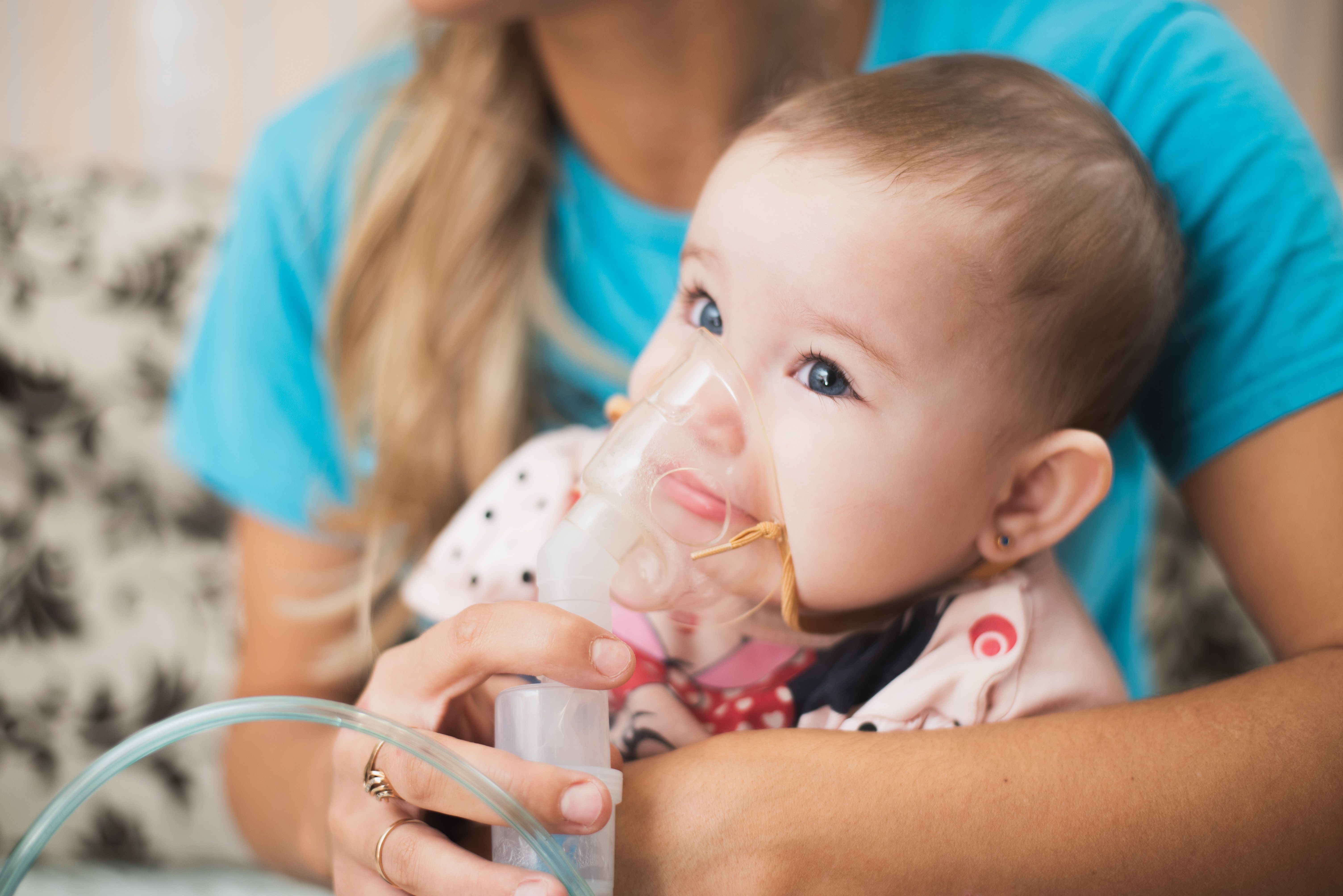 Mom makes inhalation of the child, holding hands - Image credit: komokvm | stock.adobe.com