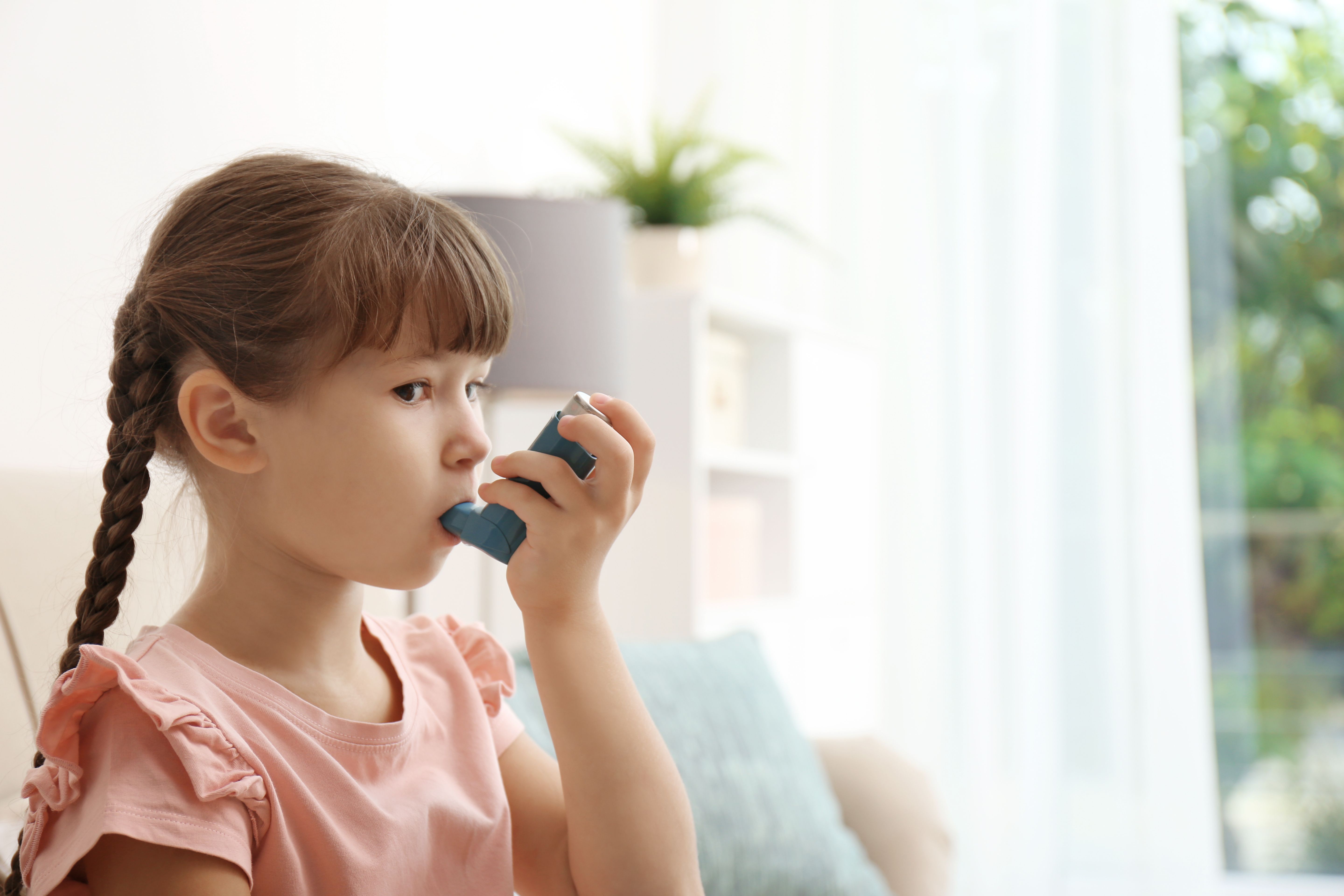 Развитие астмы у детей. Бронхиальная астма. Дети астматики. Бронхиальная астма у детей вертикальная картинка. Бронхиальная астма у детей фото и картинки.