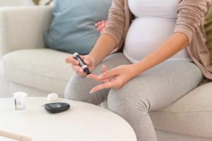 Pregnant woman checking blood sugar level by using Digital Glucose meter, health care, medicine, diabetes, glycemia concept - Image credit: tonefotografia | stock.adobe.com