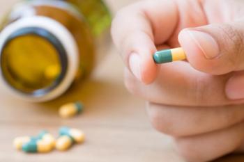 Tramadol capsule in hand | Image Credit: © chatuphot - stock.adobe.com
