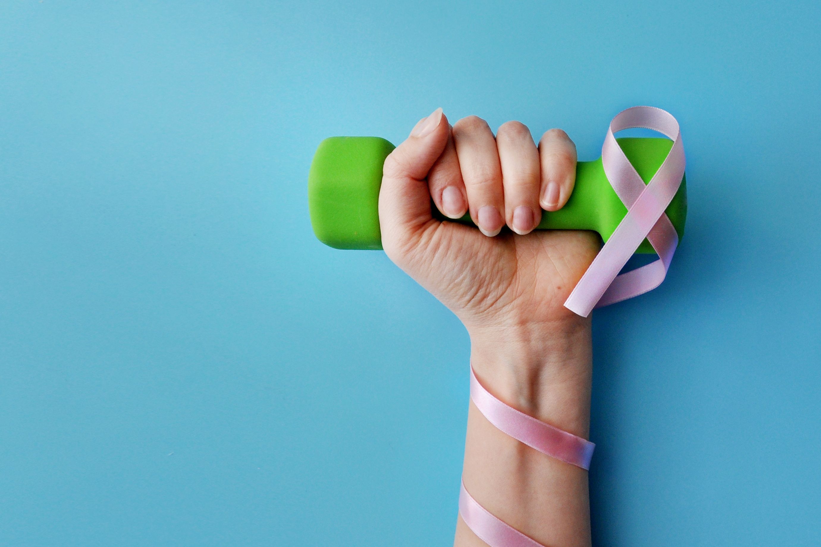 Dumbbell with pink breast cancer ribbon | Image Credit: © fidaolga - stock.adobe.com