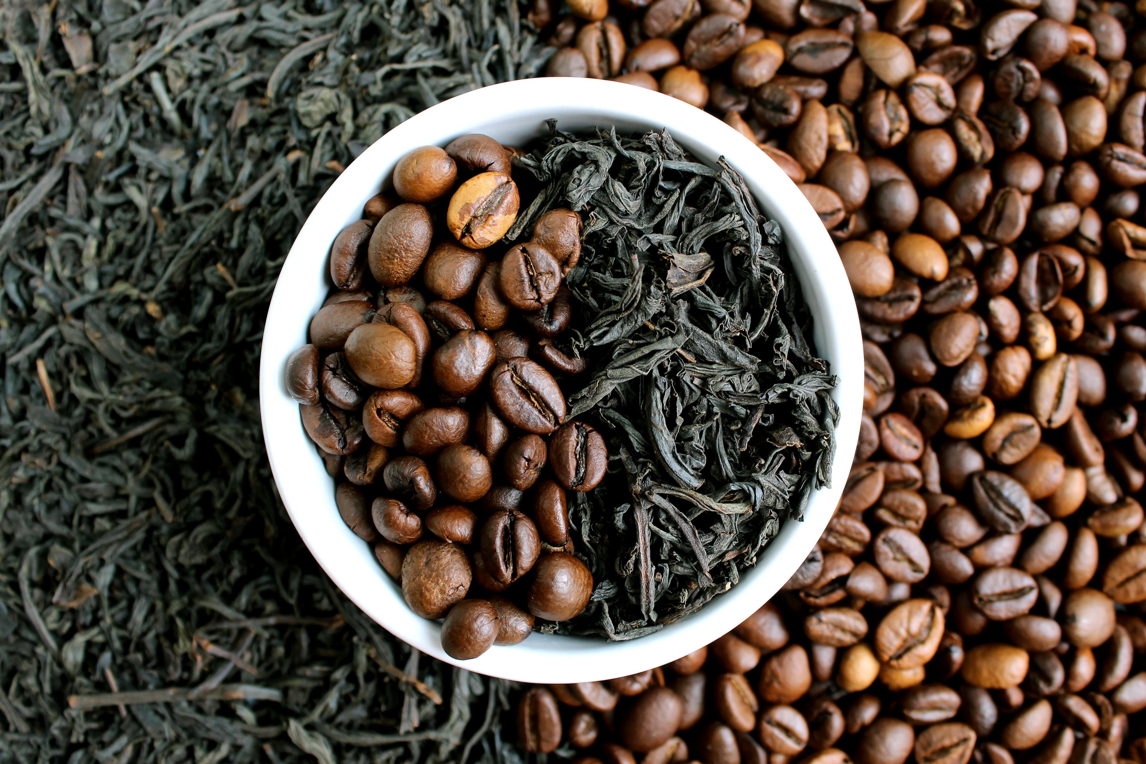 Bowl with coffee beans and dried tea leaves | Image Credit: © Снежана Кудрявцева - stock.adobe.com