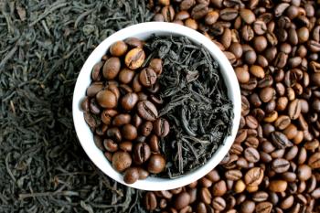 Bowl with coffee beans and dried tea leaves | Image Credit: © Снежана Кудрявцева - stock.adobe.com