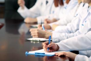 Pharmacists at a roundtable discussion -- Image credit: Africa Studio | stock.adobe.com