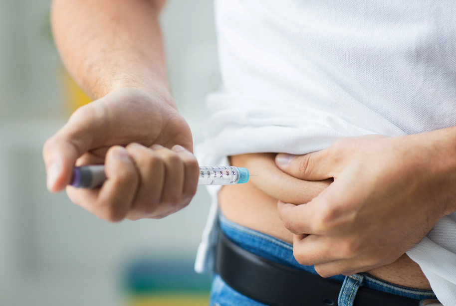 Man injecting insulin | Syda Productions | stock.adobe.com