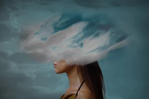 Representation of a woman with brain fog -- Image credit: Julia | stock.adobe.com