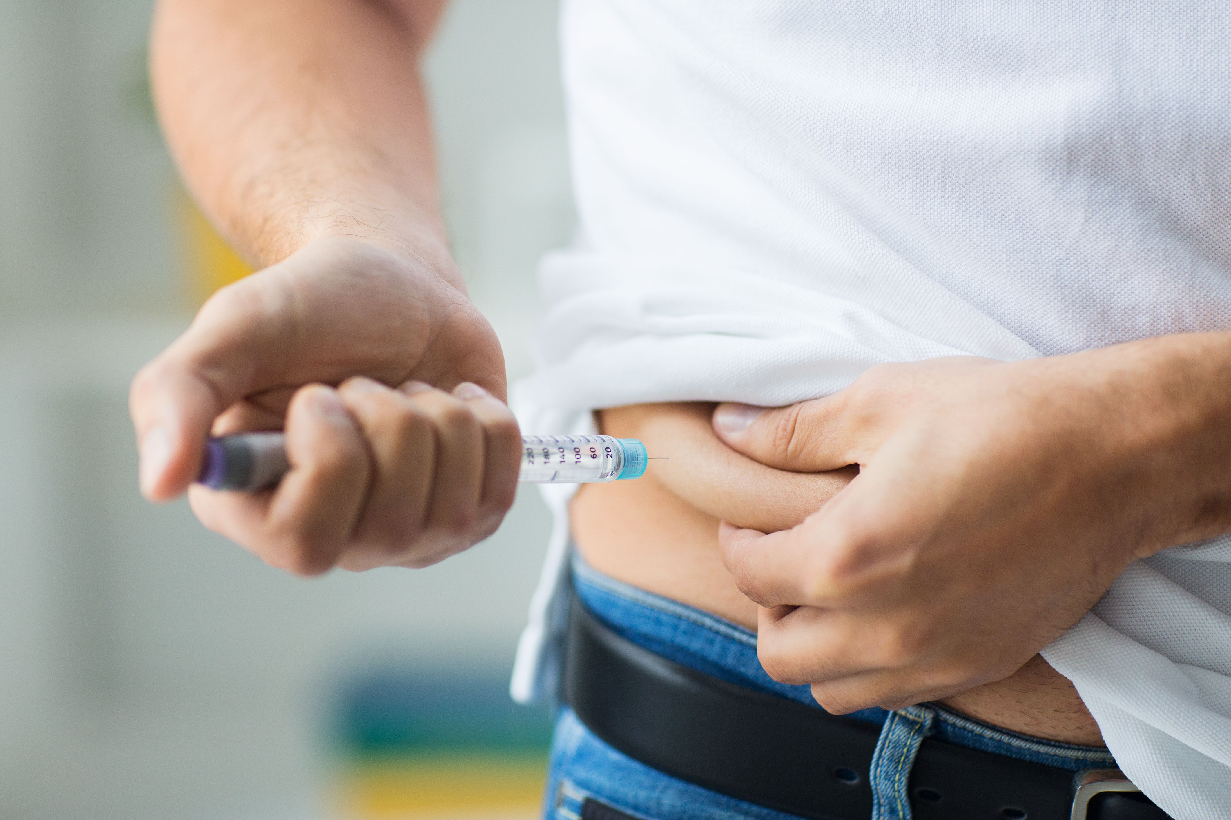 Man injecting insulin | Syda Productions | stock.adobe.com