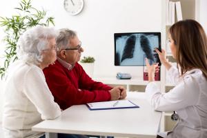 Doctor shows results to old patient x-ray of the lungs | Image Credit: didesign | stock.adobe.com