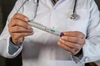 Medical doctor presenting Mounjaro tirzepatide KwikPen medication used for diabetes management and chronic weight loss | Image Credit: Mohammed | stock.adobe.com