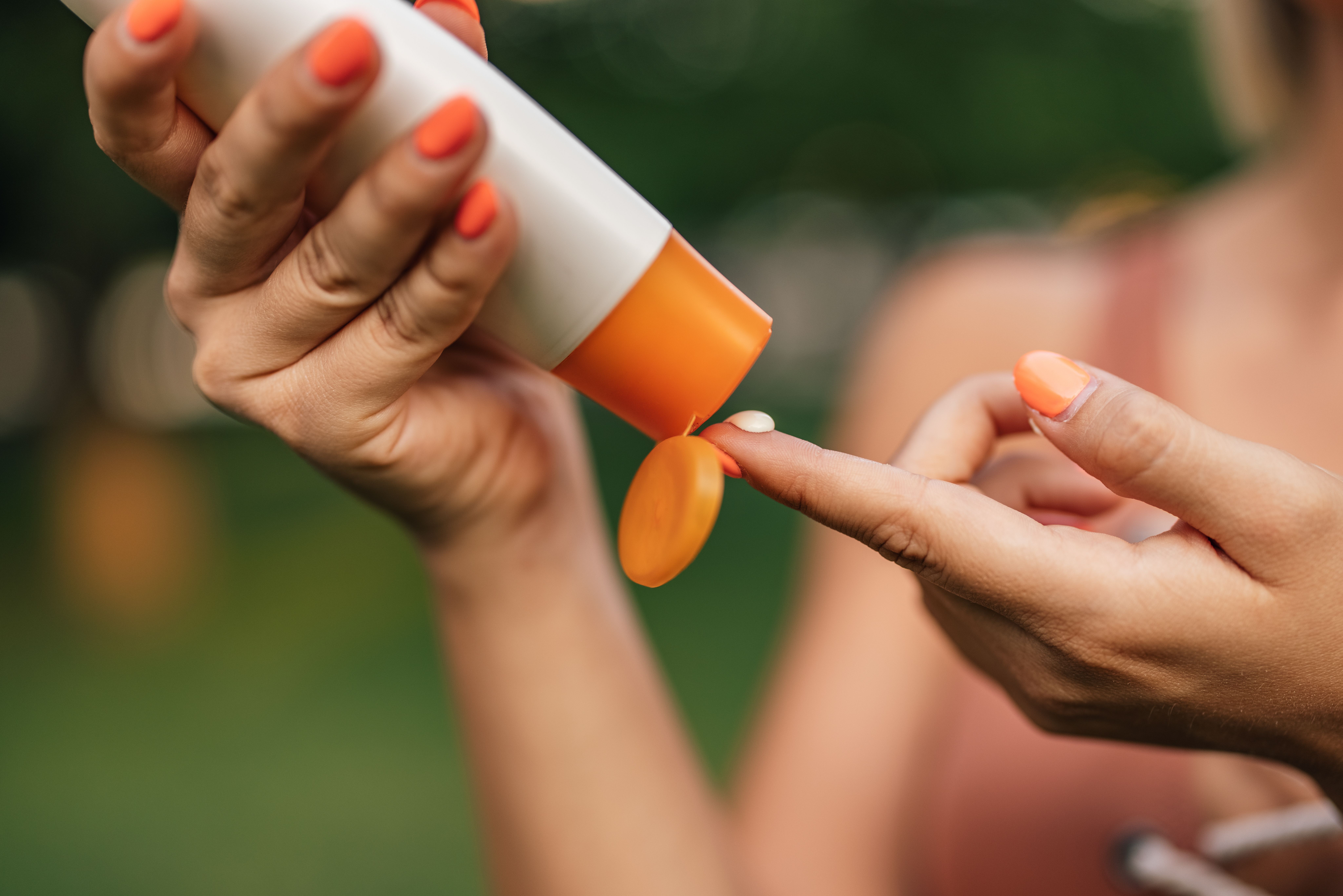 Close-up image of a woman putting on sun lotion | Image Credit: © bnenin - stock.adobe.com