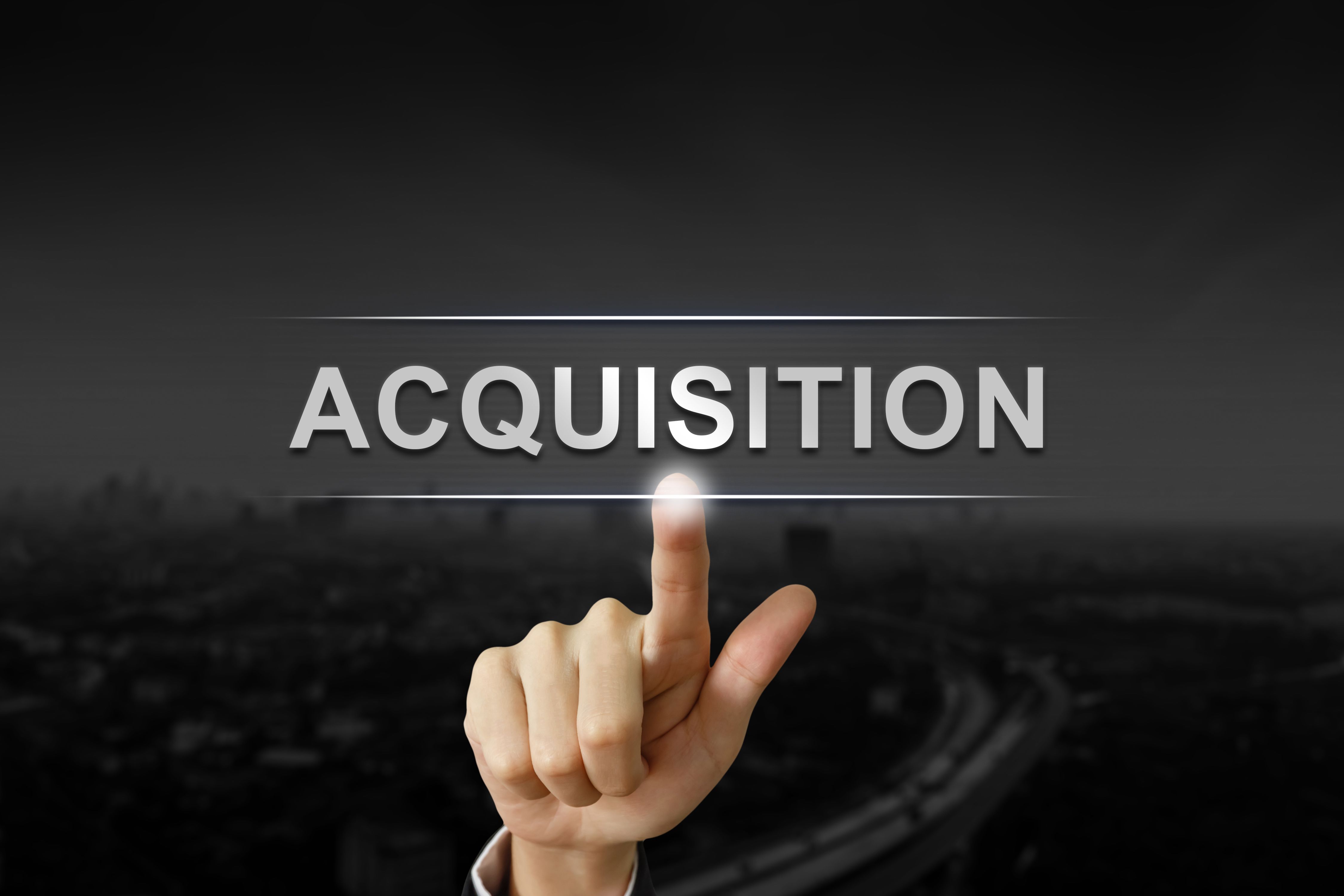 business hand pushing acquisition button | ©pichetw | Adobe Stock