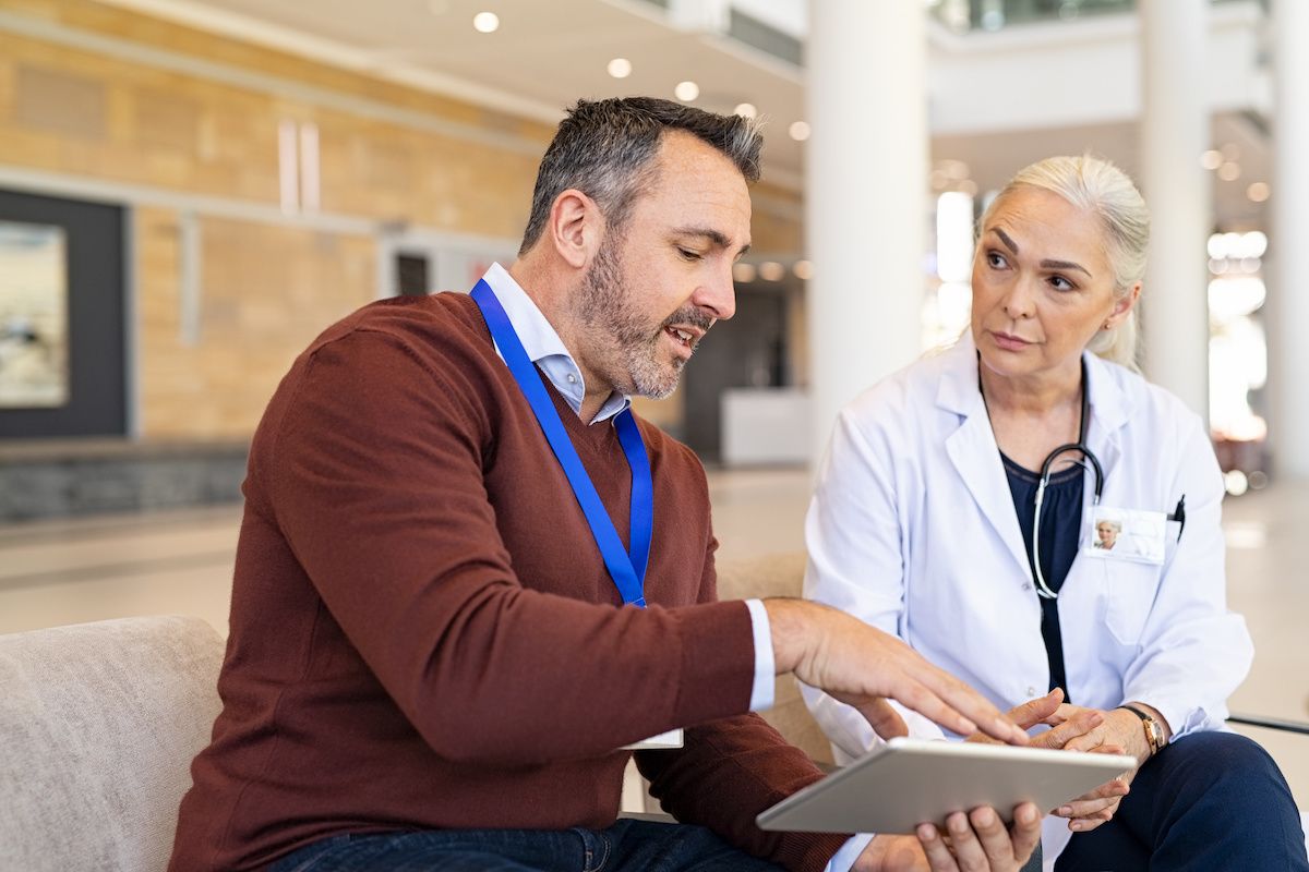 Pharmaceutical representative showing test results of new medicine to doctor | ©Rido | Adobe Stock