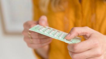 Woman taking birth control: © jamie grill photography/Stocksy - stock.adobe.com (Adobe stock 280653001)