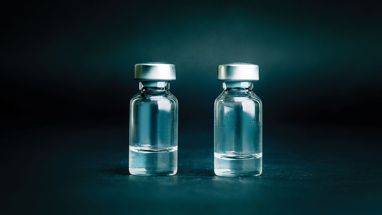 close up. two medical ampoules on a dark background. | ©yurolaitsalbert- stock.adobe.com