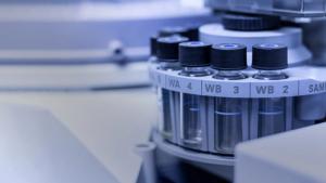 Anchalee/stock.adobe.com – photo of vials inserted in spectroscopy machine for analysis.