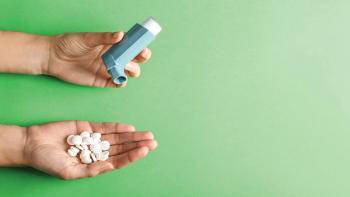 Female hands with inhaler and pills against asthma on color background | Image credit: © Pixel-Shot – © Pixel-Shot – adobe.stock.com
