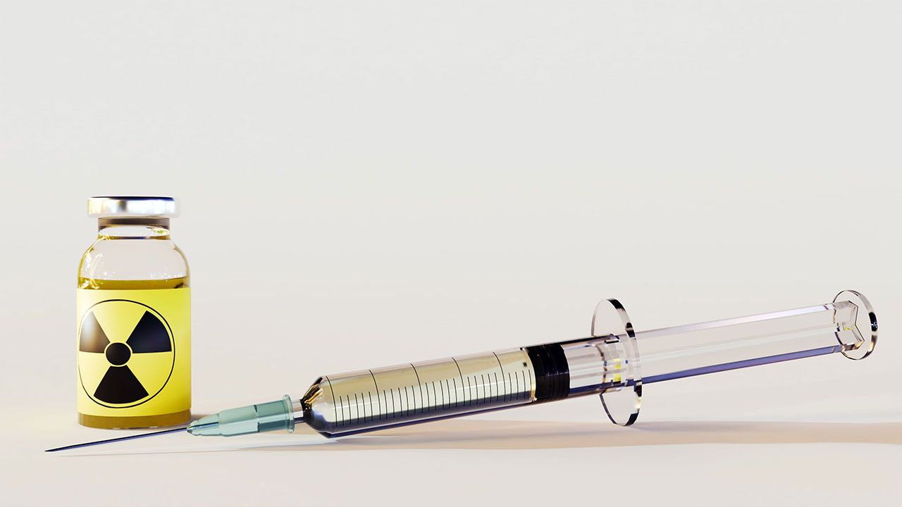 3d rendering of radioactive intravenous drug using a needle and syringe to inject a drug | Image Credit: ©Love Employee – stock.adobe.com