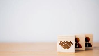 Hand shaking which print screen on wooden cube block in front of human icon for business deal and agreement concept | Image Credit: © Dilok – © Dilok - stock.adobe.com