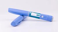 Blue medical pens for glp-1 semaglutide therapy on a white background for illustrating diabetes control and morbid obesity treatment. | Image credit: © Shutterly - © Shutterly - stock.adobe.com