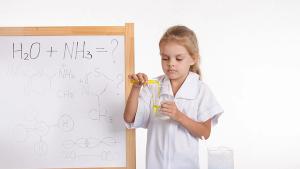Girl pours liquid from a test tube into flask | ©madhourse - stock.adobe.com