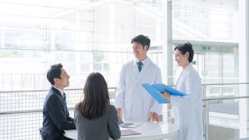 商談をする医者と営業マン. Healthcare and business professionals talking. | Image Credit: ©polkadot - Stock.adobe.com