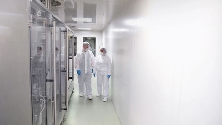 Choosing a Cleanroom Infrastructure Technology; Image: industrieblick - stock.adobe.com 