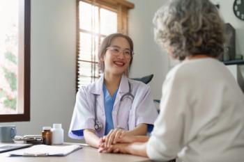 doctor with older patient | © itchaznong - stock.adobe.com