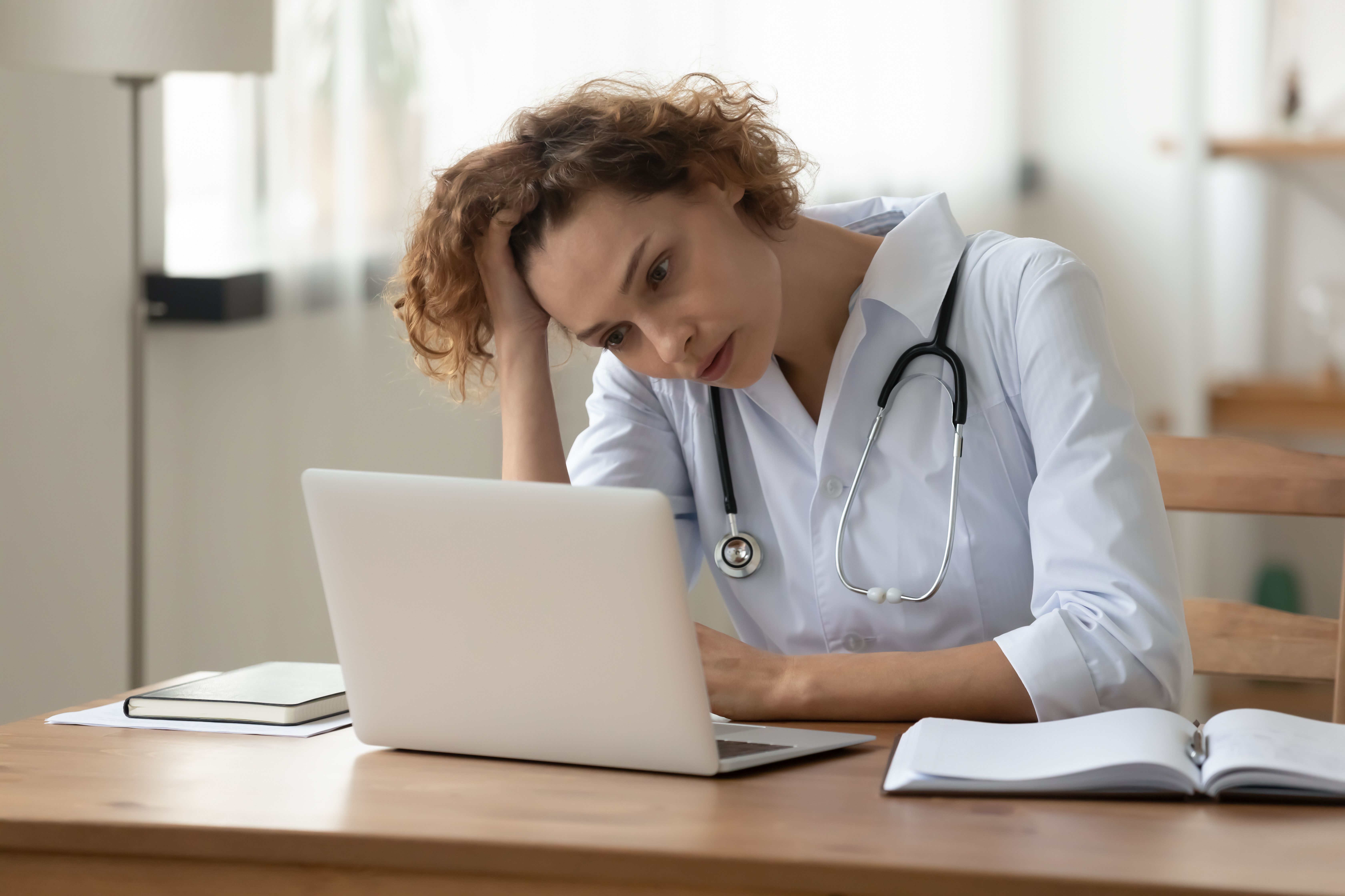 doctor thinking | © fizkes - stock.adobe.com