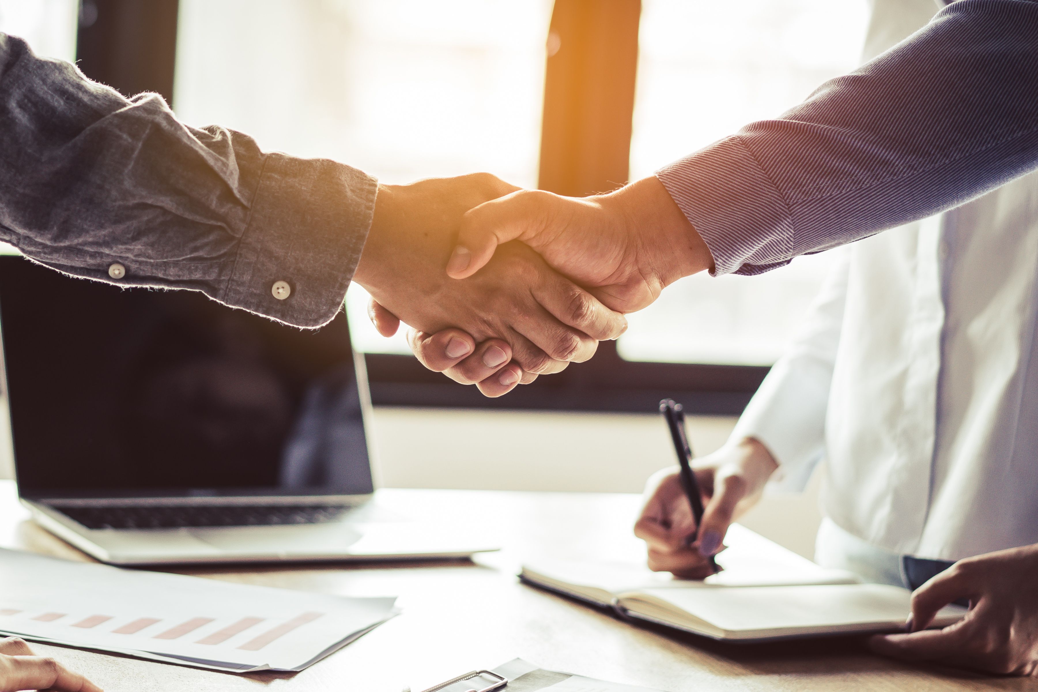 handshake contract | © Pormezz - stock.adobe.com