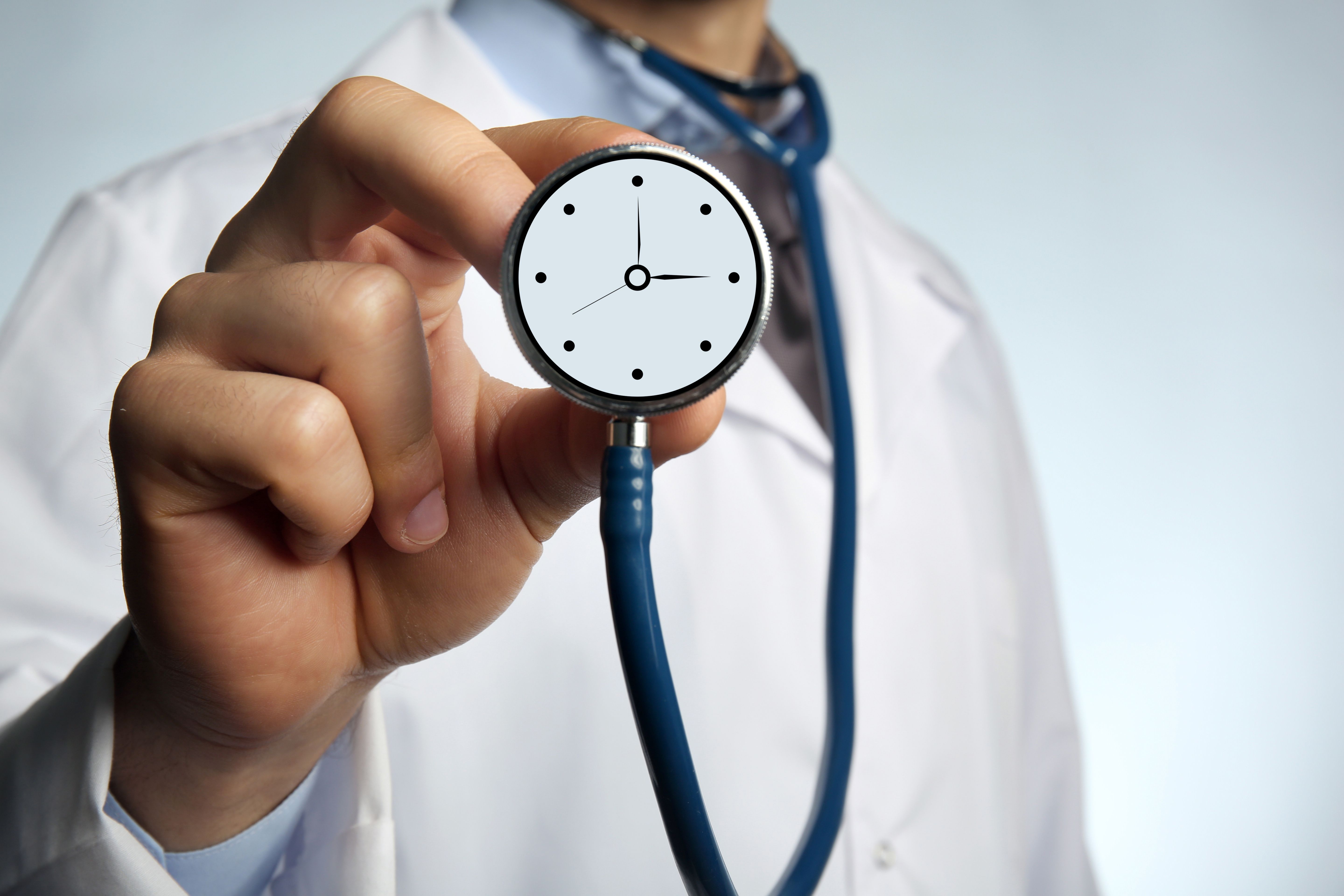 stethoscope clock | © Africa Studio - stock.adobe.com
