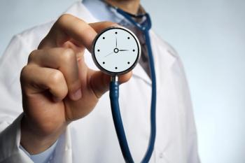 stethoscope clock | © Africa Studio - stock.adobe.com