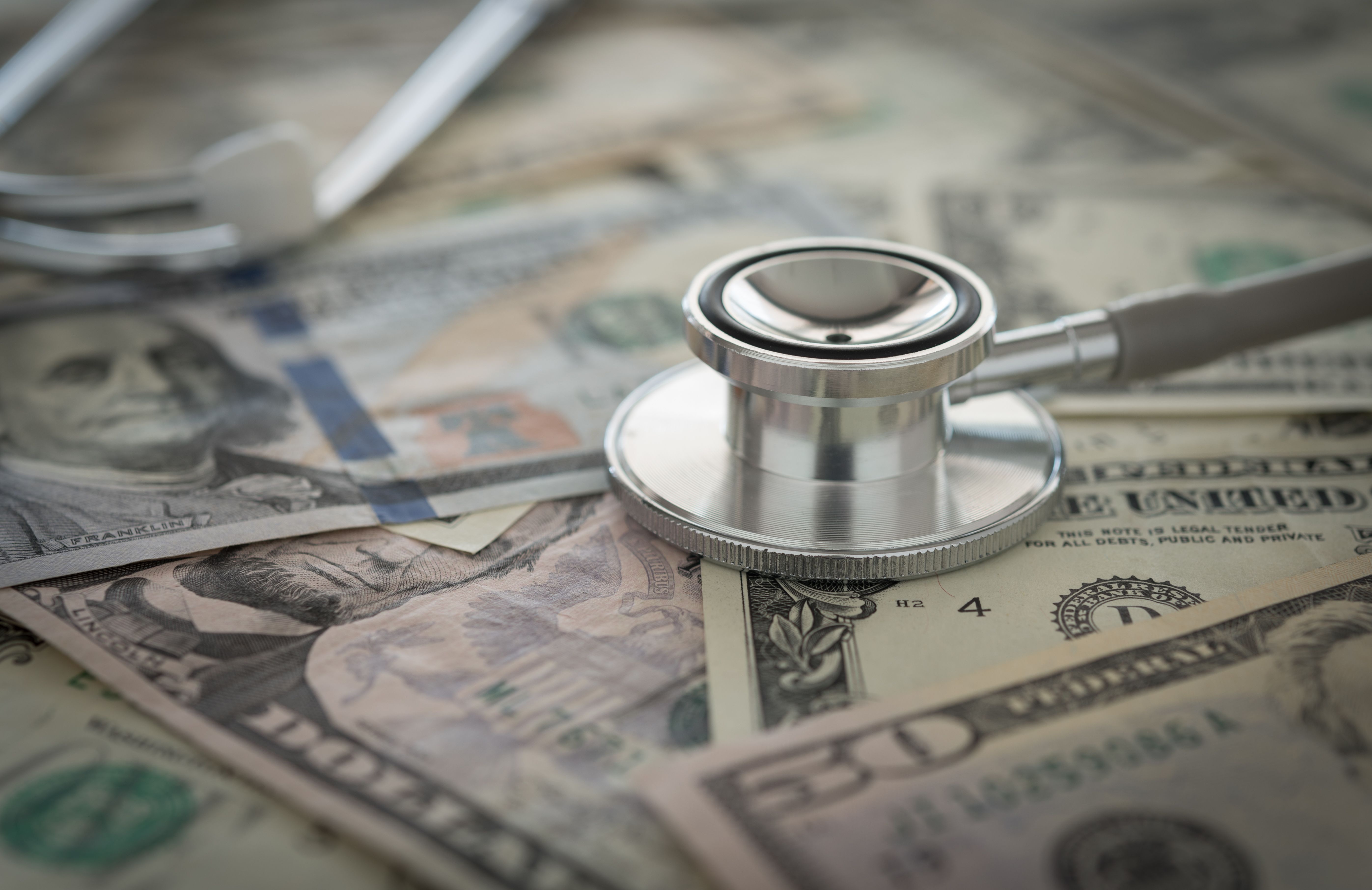 cash and stethoscope | © utah51 - stock.adobe.com