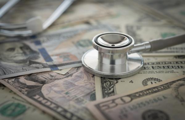 cash stethoscope | © utah51 - stock.adobe.com