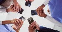 patients and staff texting on smartphones | © David/peopleimages.com - stock.adobe.com