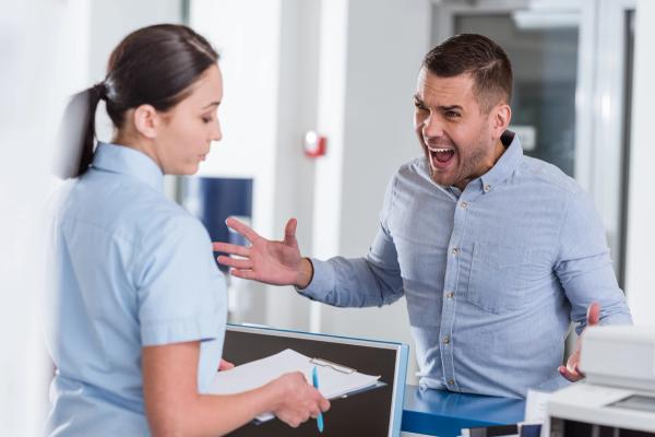 angry patient at front desk | © LIGHTFIELD STUDIOS - stock.adobe.com