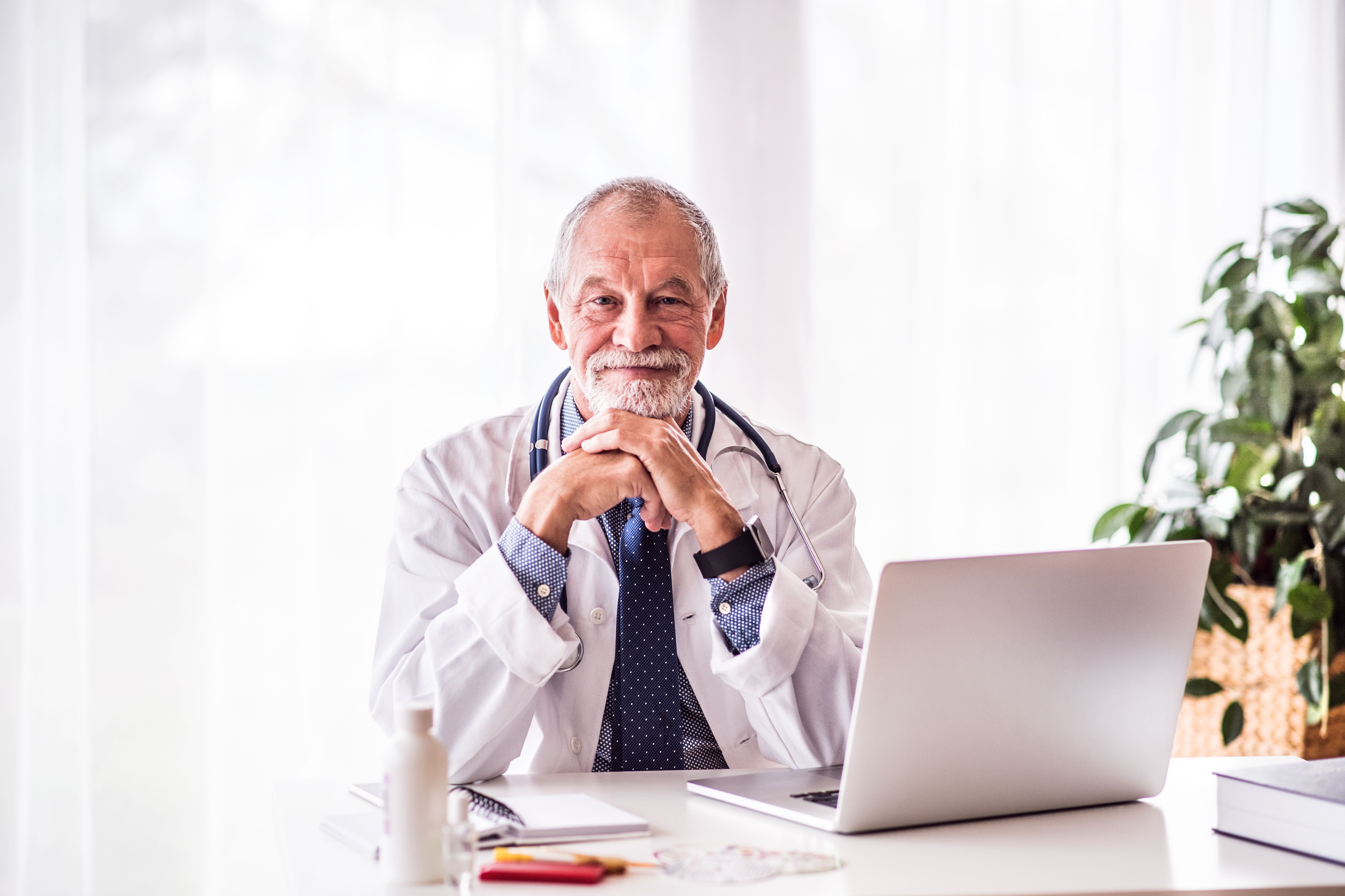 older doctor | © Halfpoint - stock.adobe.com
