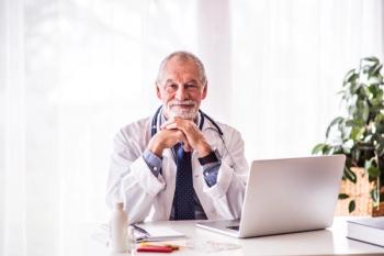 older doctor | © Halfpoint - stock.adobe.com