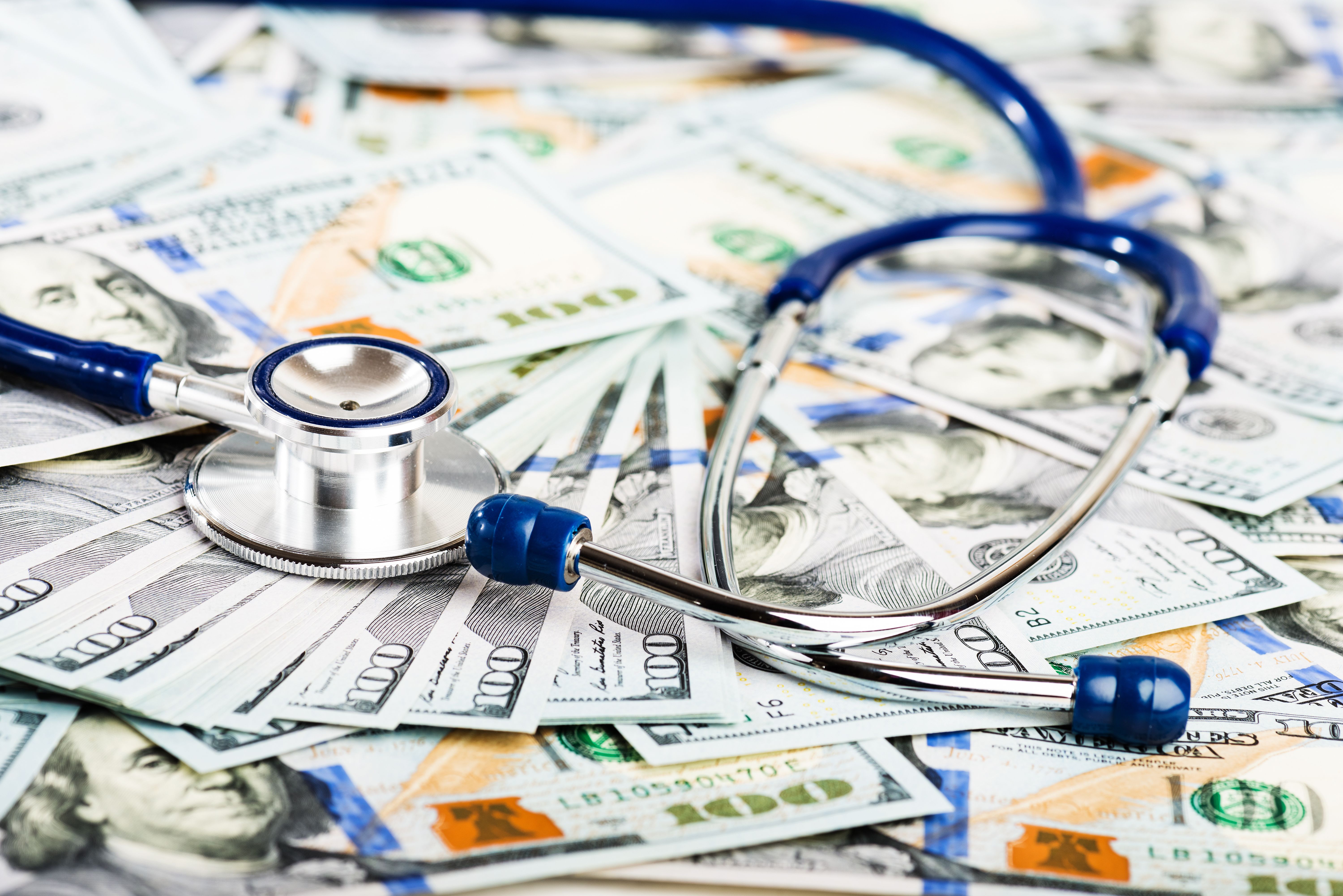 cash and stethoscope | © Valeri Luzina - stock.adobe.com