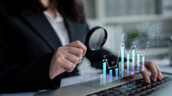 Professional examining data with a magnifying glass | © InfiniteFlow - stock.adobe.com