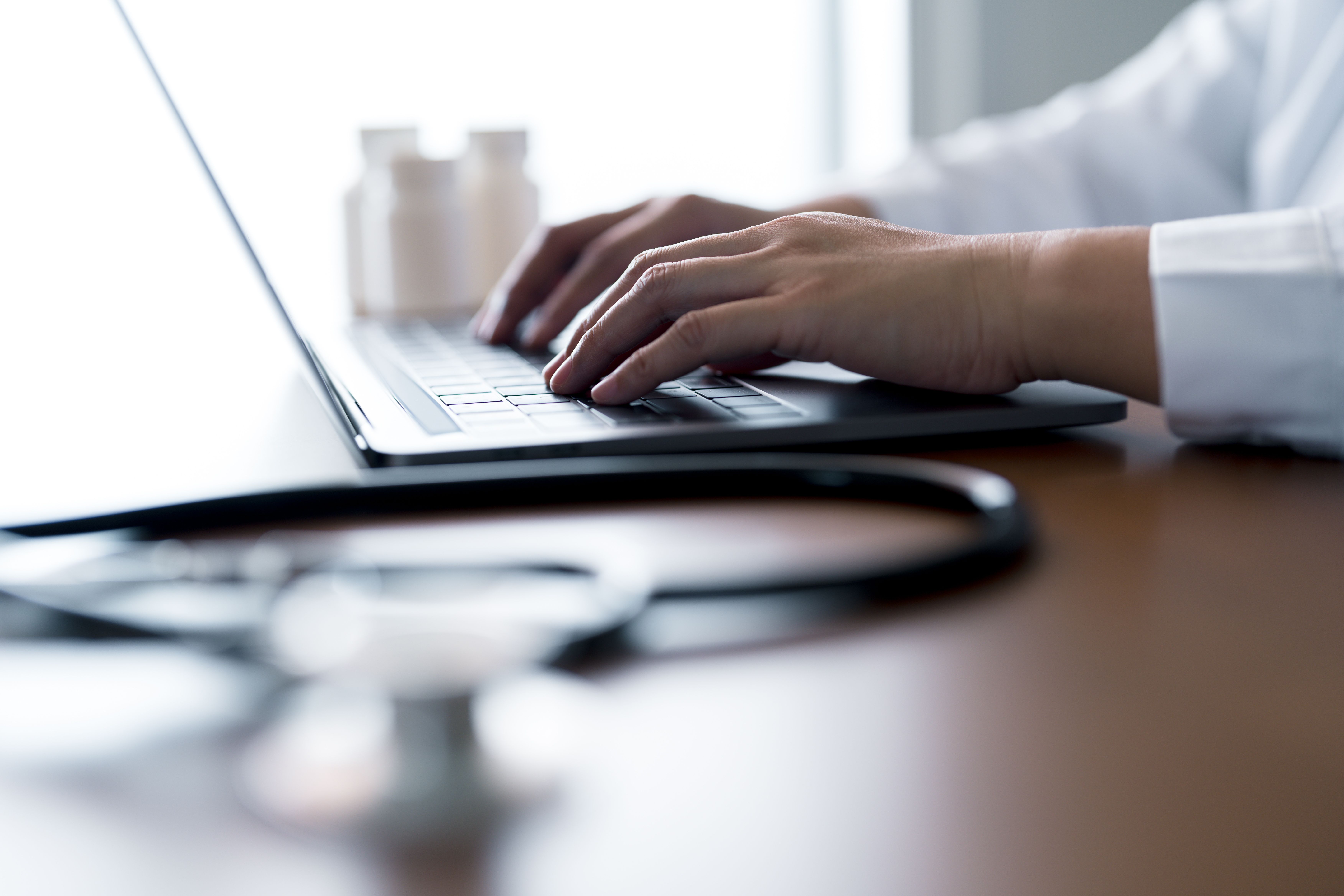 doctor typing | © bixpicture - stock.adobe.com