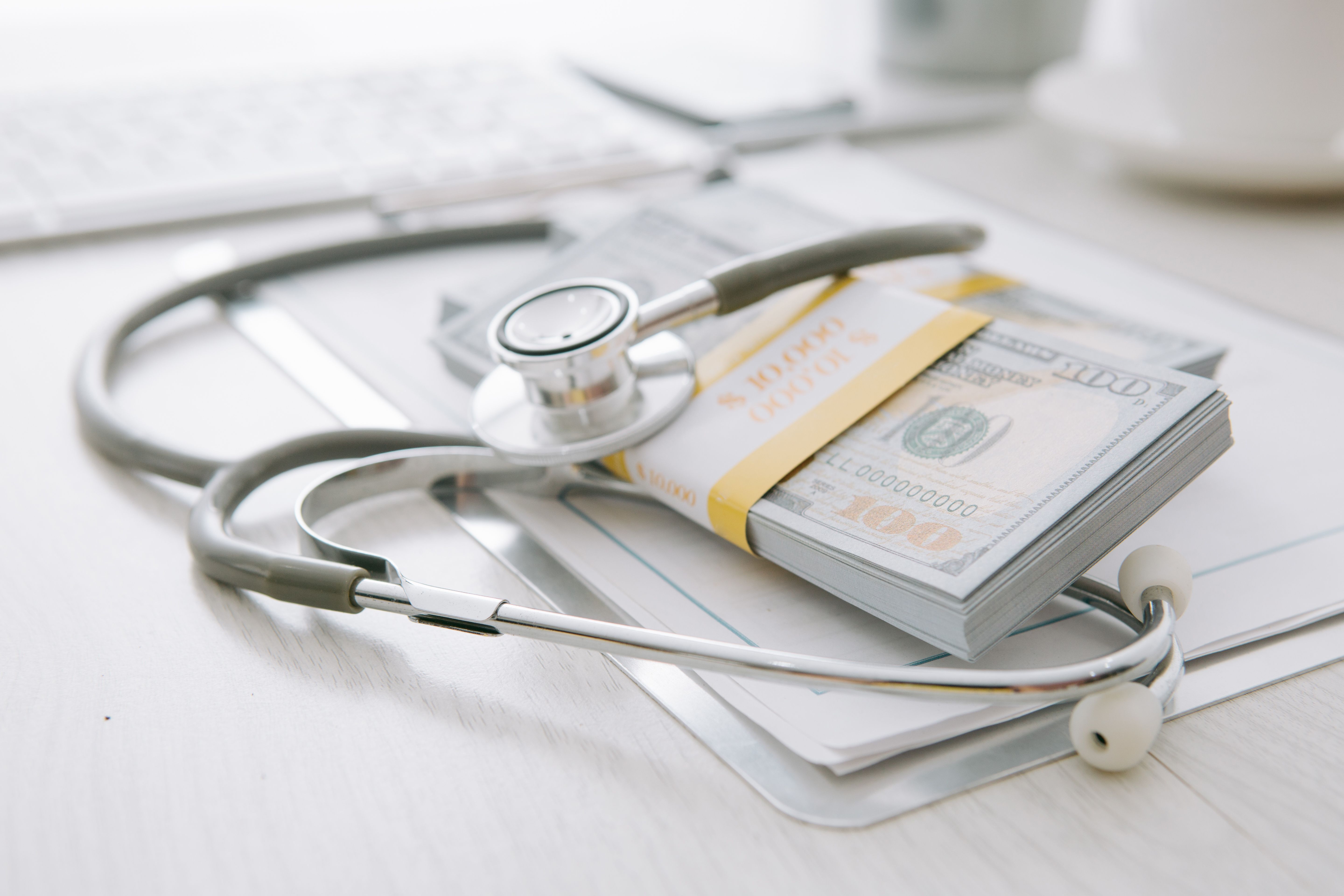 Stethoscope and cash | © Uinmine - stock.adobe.com.