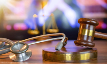 gavel stethoscope | © blackdiamond67 - stock.adobe.com