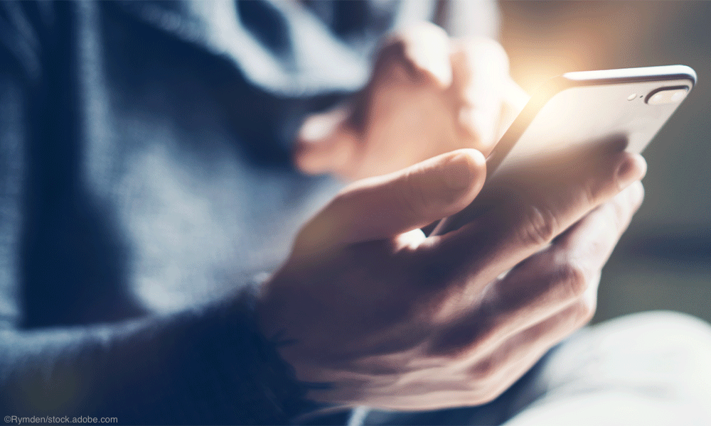 hands texting on smart phone | © Rymden - stock.adobe.com