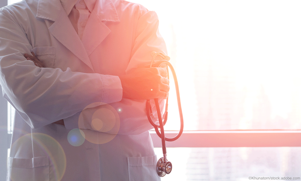 single doctor in front of window | © Khunatorn - stock.adobe.com