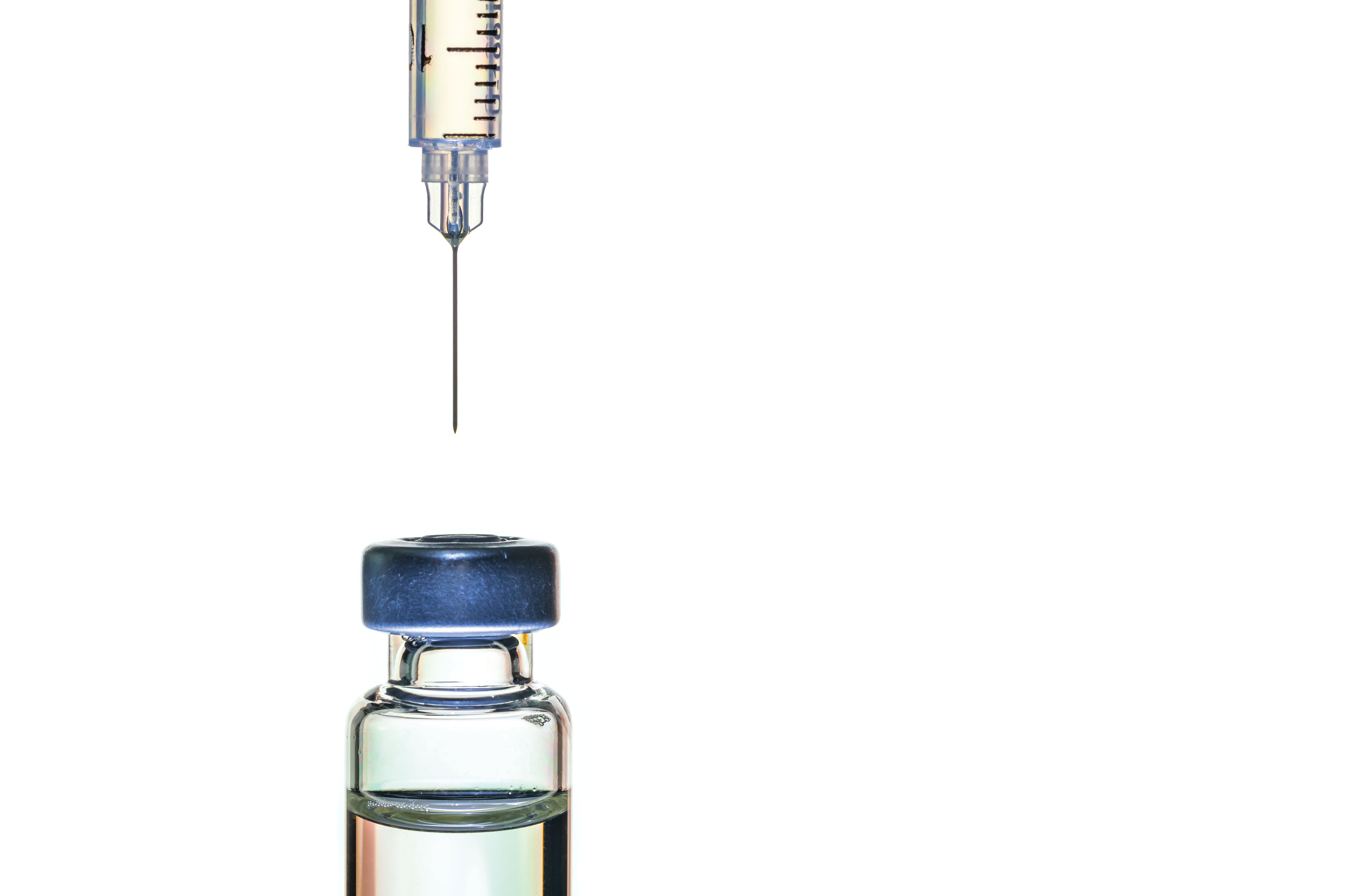 Мод на вакцину. Флакон с иглой. Баночка с иглой. Флакон на сером фоне. Стирлинга с использованием пробирки и шприца.
